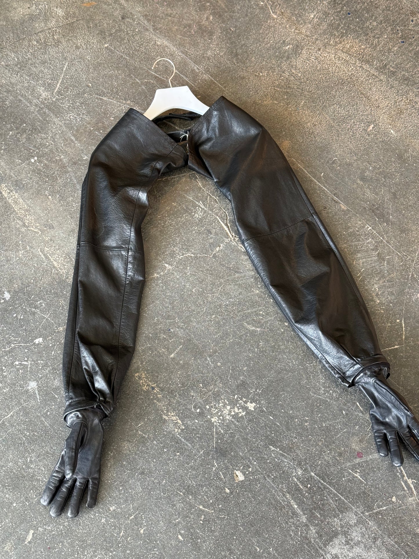 UPCYCLED LEATHER GLOVES